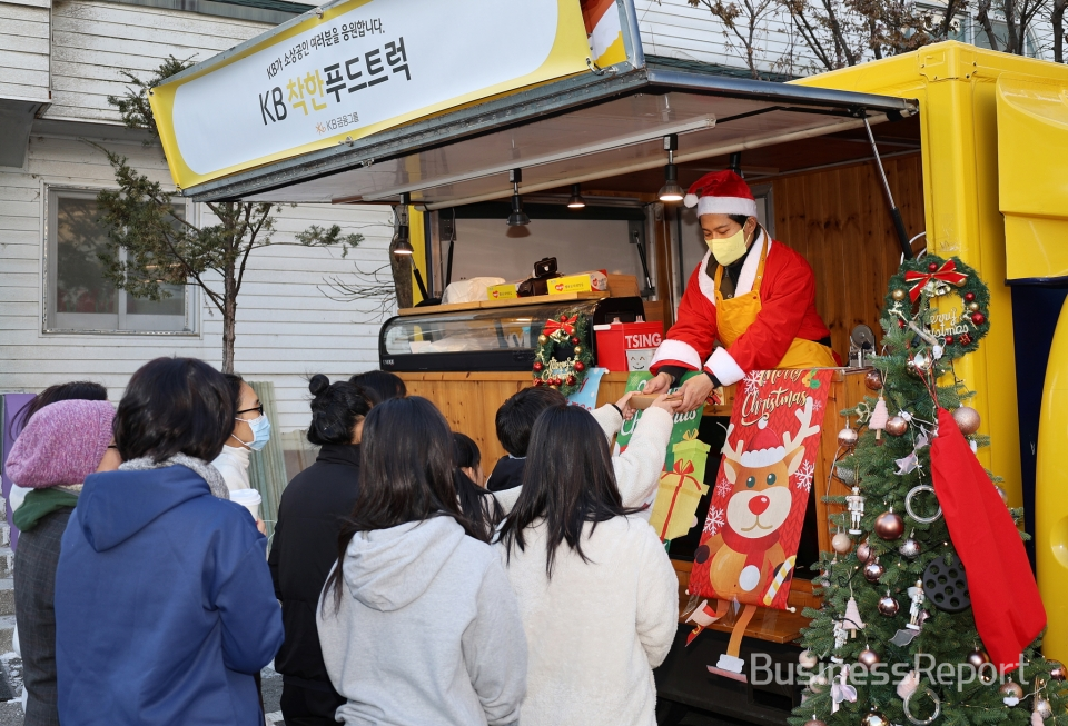 지난 23일 수원시에 위치한 동광원에서 ‘KB착한푸드트럭’ 1호점 대표가 간식을 전달하고 있다.