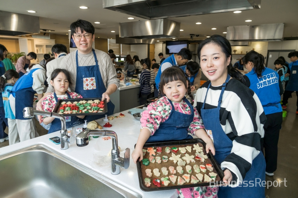 지난 21일 WOORI 가족 봉사단 참여가족이 인근 베이킹스튜디오에서 복지관에 전달할 크리스마스 쿠키를 만들고 있다.