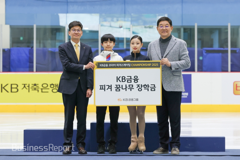 (왼쪽부터) KB금융지주 브랜드담당 박진영 상무, 최하빈 선수(솔샘중), 고나연 선수(별가람중), 대한빙상경기연맹 김홍식 회장 직무대행