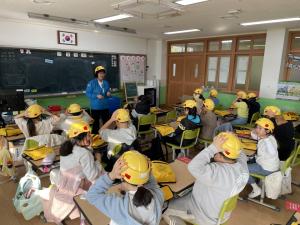 현대건설, 경북지역 11개 초등학교에 ‘어린이용 경안전모’ 전달