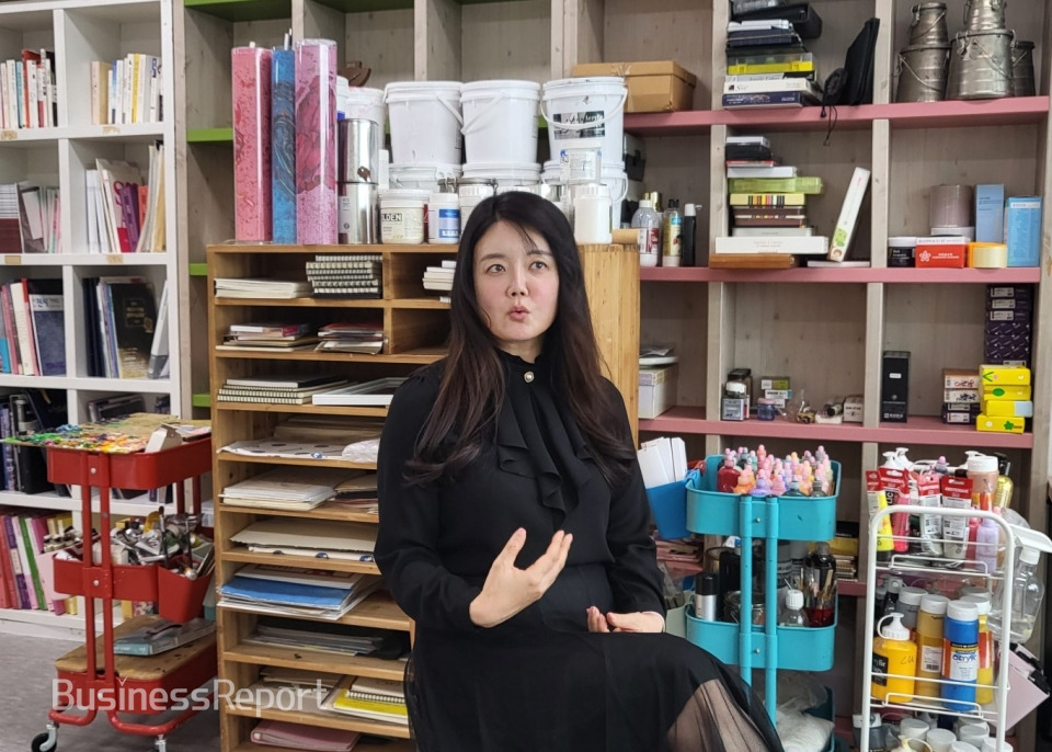 박시유 작가가 비즈니스리포트와 인터뷰를 갖고 ‘유아트쇼룸2025’에 대해 설명을 하고 있다.