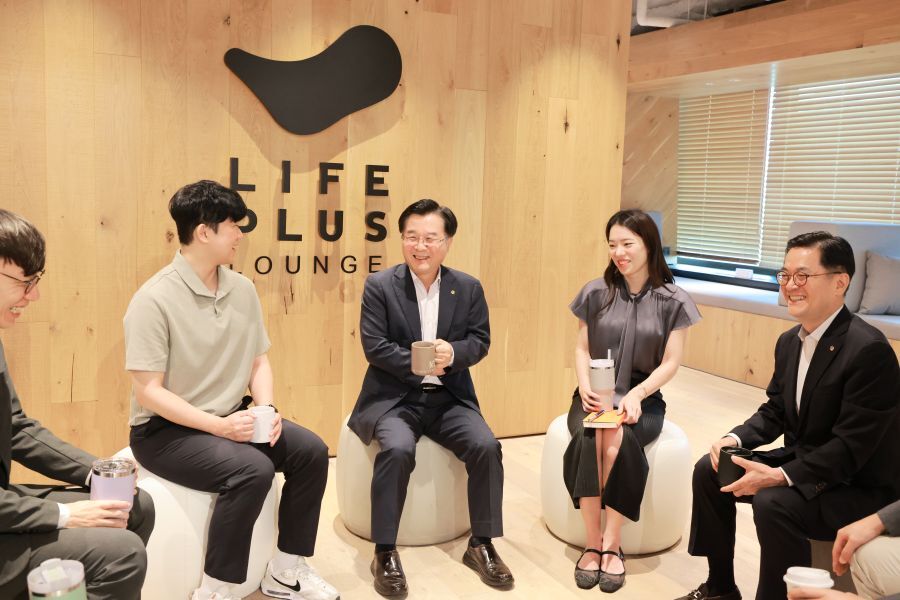 권혁웅 부회장(왼쪽 세번째) 및 이경근 사장(맨 오른쪽)