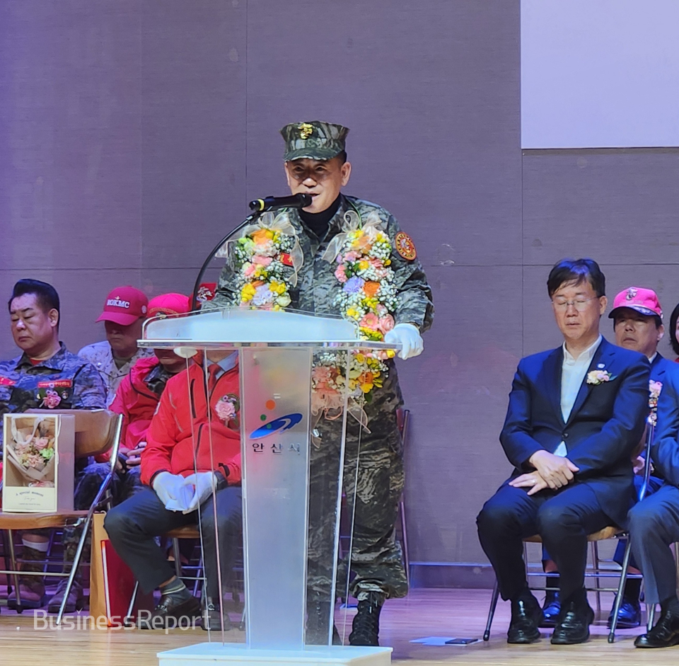 (사)해병대 경기도 연합회 제11대 임병수 신임 회장이 취임사를 하고 있다.