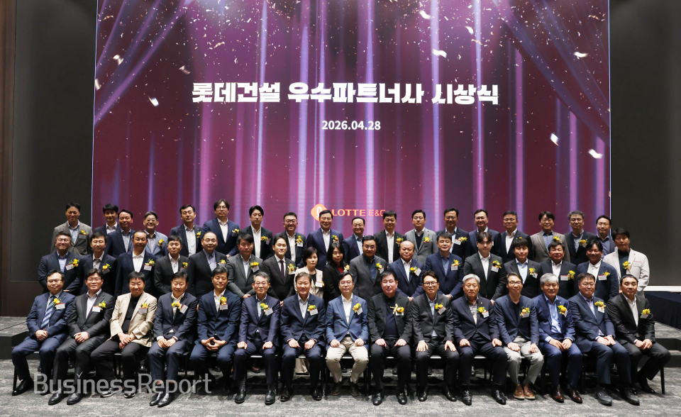 오일근 롯데건설 대표(첫 번째 줄 가운데)가 28일 서울 광진구 르엘캐슬 갤러리에서 우수 파트너사 대표들과 기념촬영을 하고 있다.