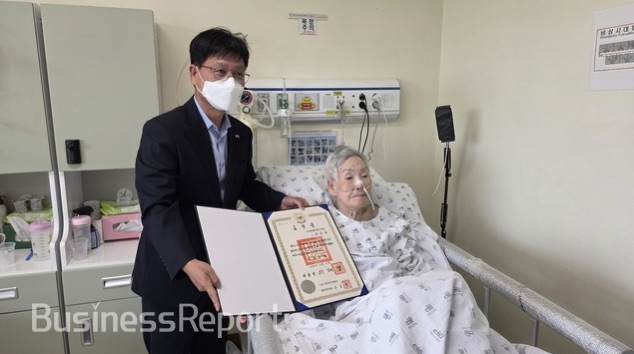 천안시립노인전문병원에 입원 중인 고 이근우 선생의 배우자 김복순 여사에게 건국포장을 전수하고 기념 사진을 촬영하고 있다. [동부보훈지청 제공]