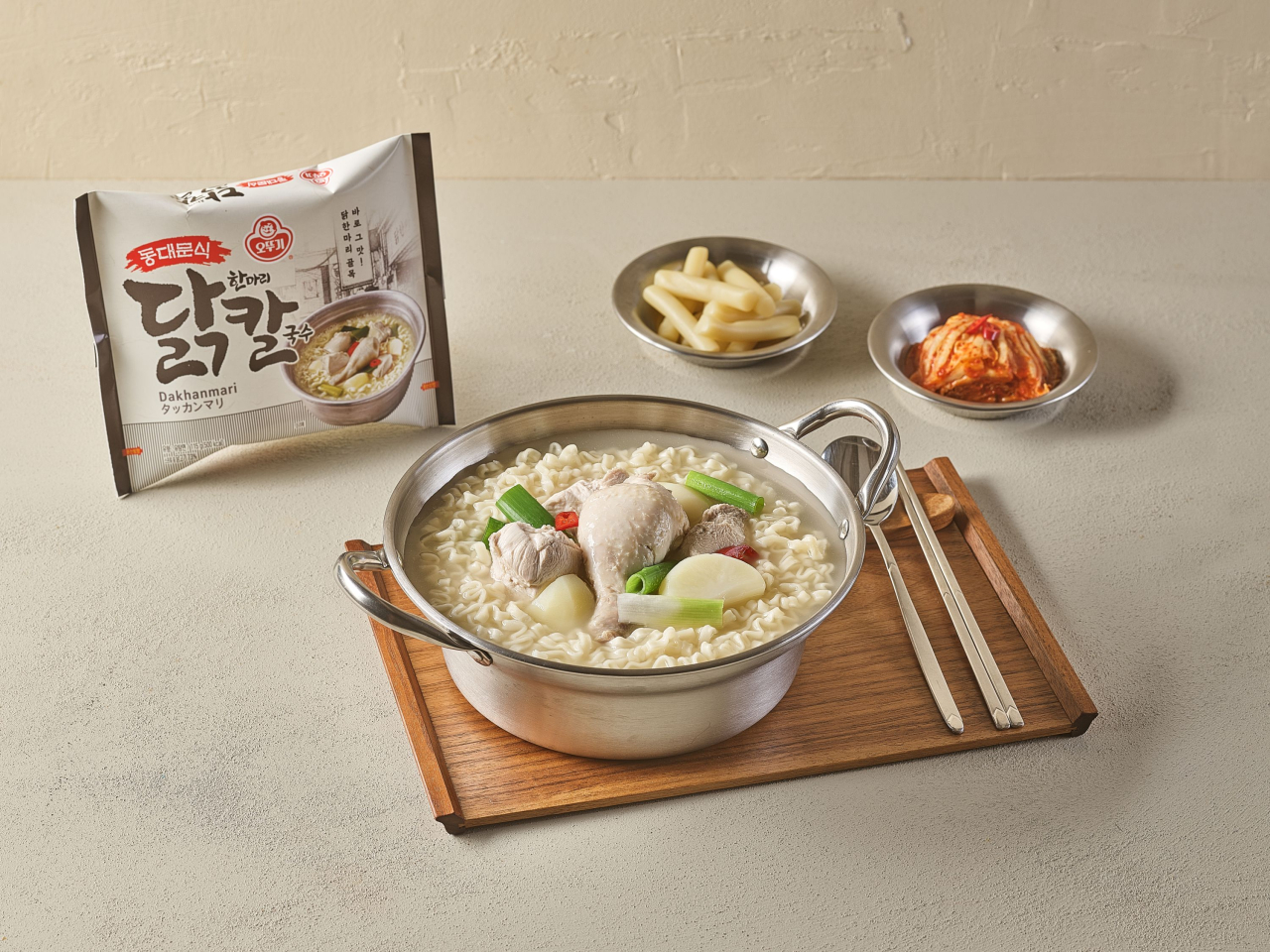 신제품 '동대문식 닭한마리 칼국수' 라면을 출시
