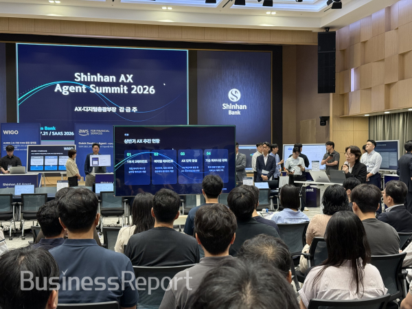 21일 서울 중구 신한은행 본점 대강당에서 열린 ‘Shinhan AX Agent Summit 2026’에서 김금주 신한은행 AX·디지털총괄부장이 참석자들에게 주요 내용을 설명하는 모습.