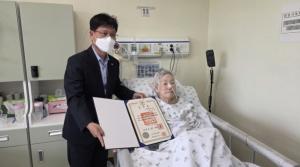 [초점] 4·19혁명 66주년 기념 건국포장에 故 이근우  미망인 김지향 시인이 유족 대표로 수훈